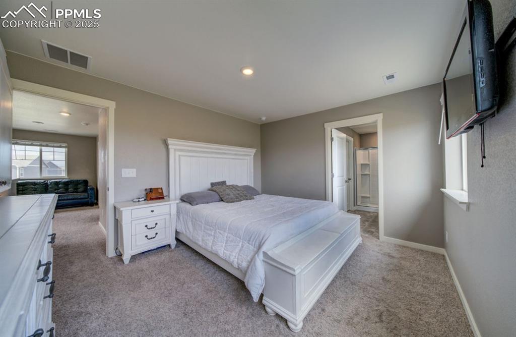 Image 26 of 28: Bedroom