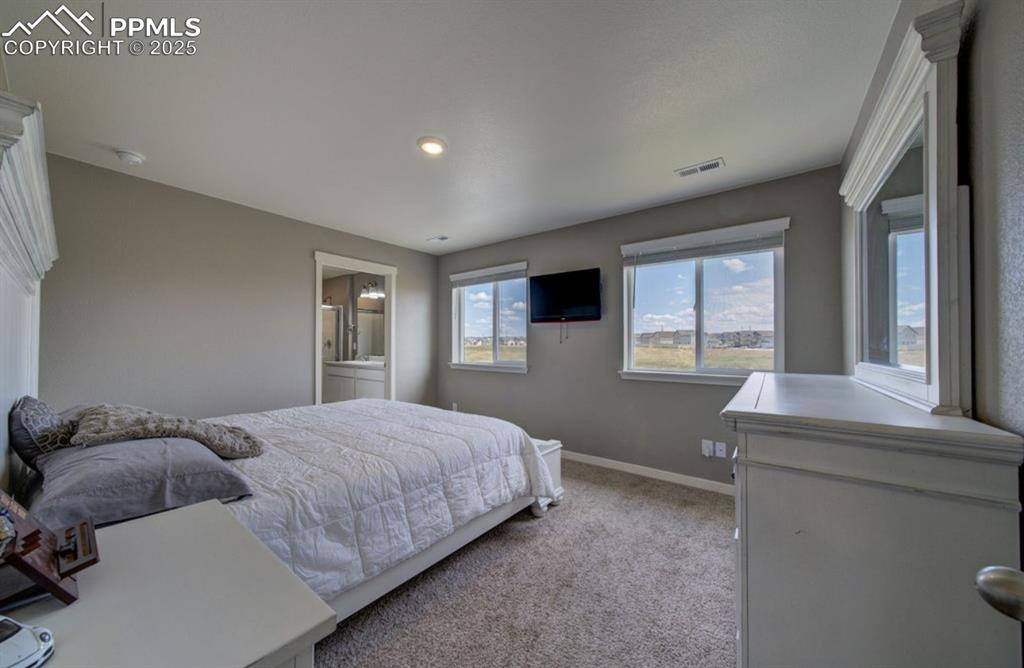 Image 27 of 28: Bedroom