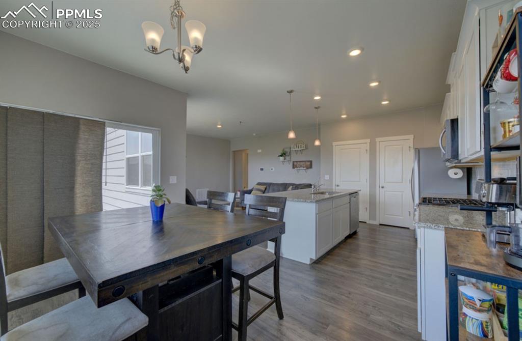 Image 7 of 28: Dining Area