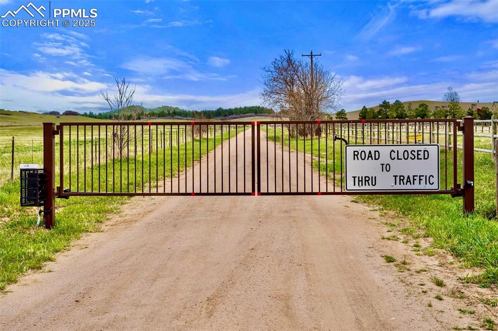 Image 5 of 12: Fence