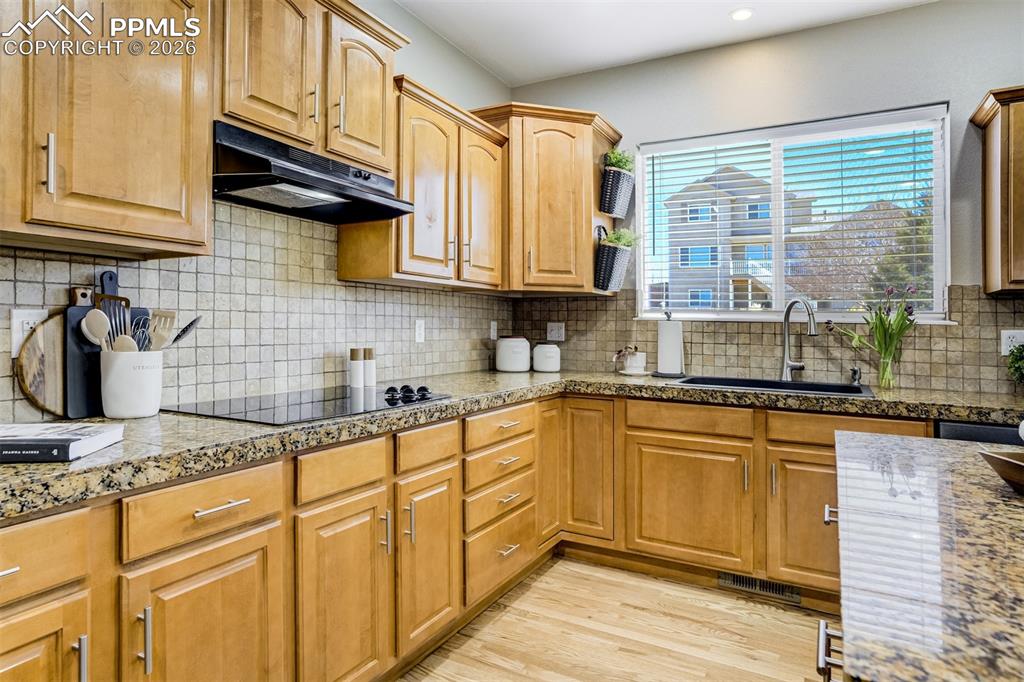 Image 12 of 49: Kitchen