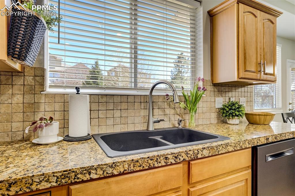 Image 13 of 49: Kitchen