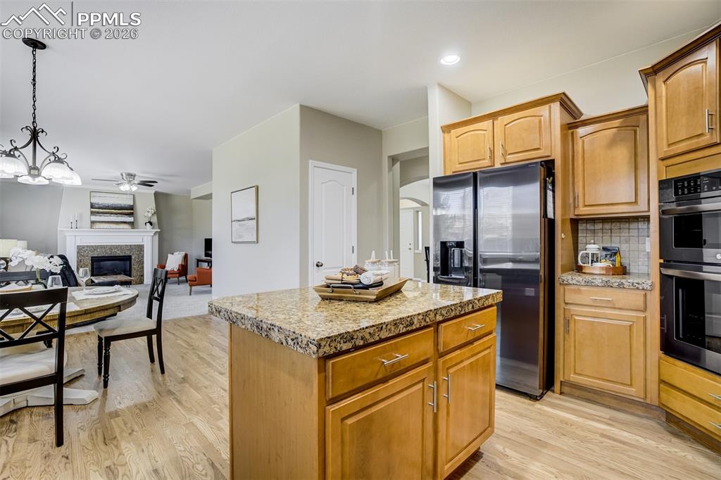 Image 14 of 49: Kitchen