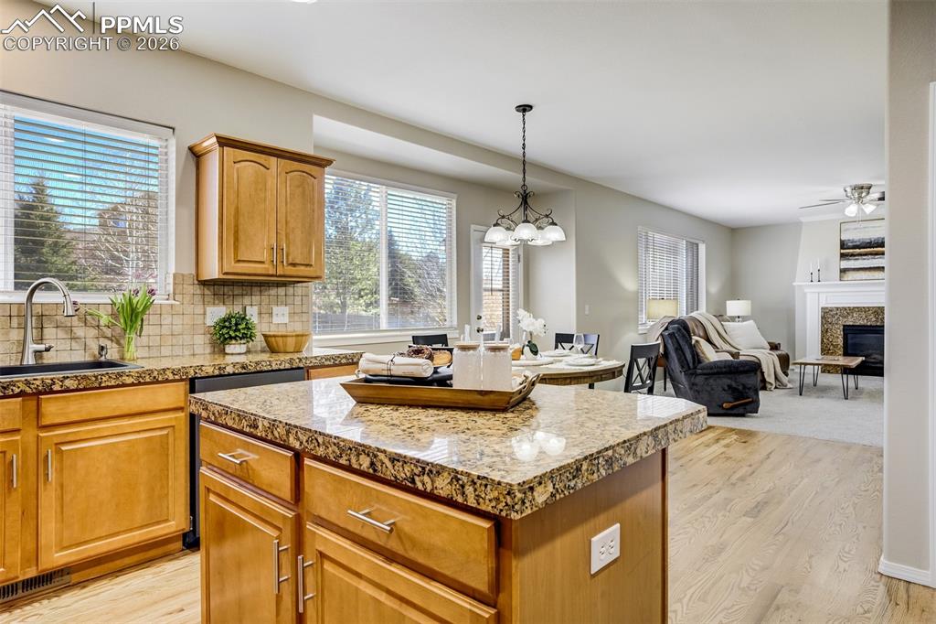 Image 15 of 49: Kitchen