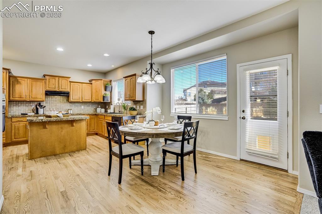 Image 16 of 49: Breakfast Area