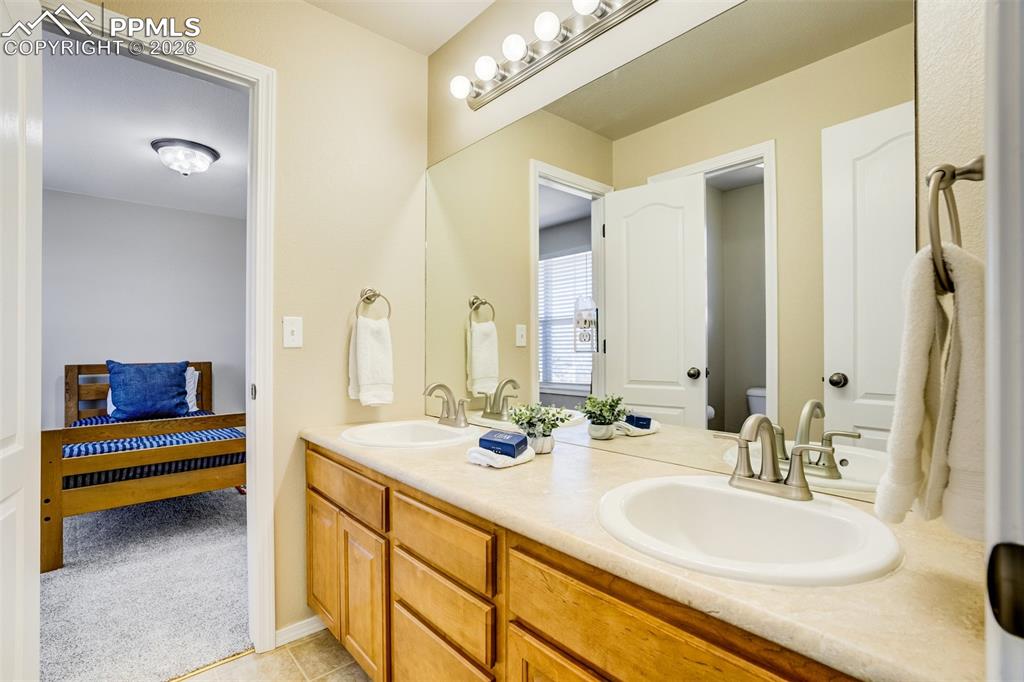 Image 32 of 49: Bathroom