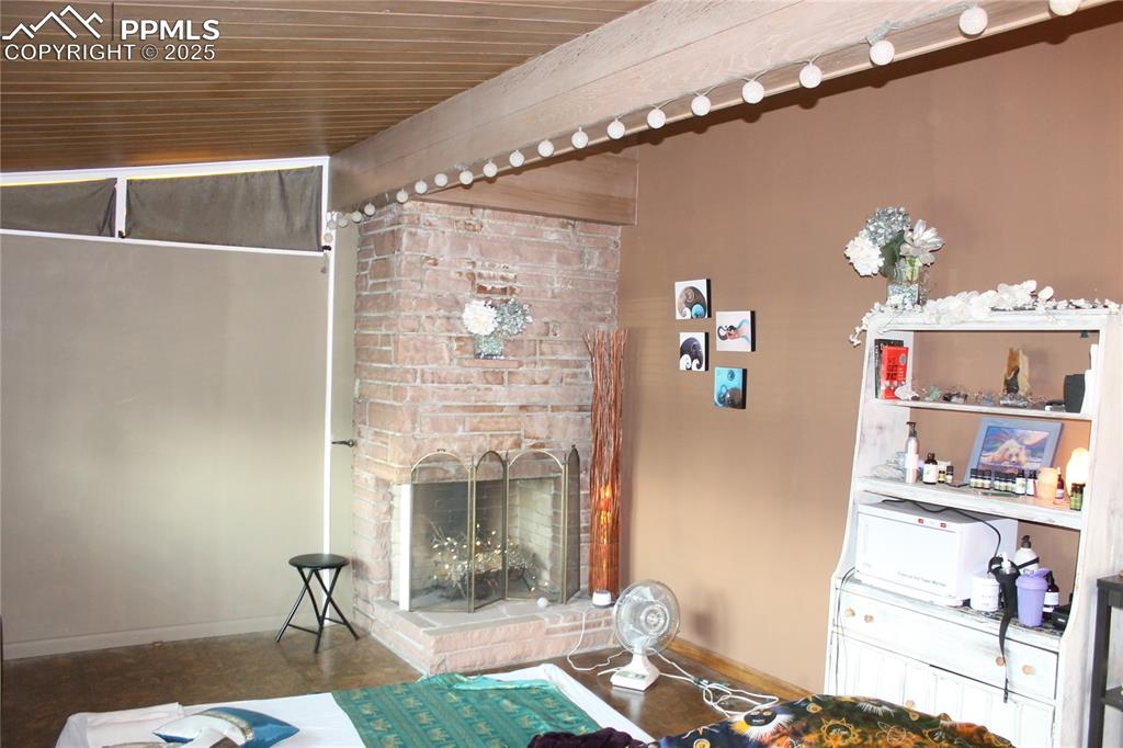 Image 2 of 4: Smaller suite