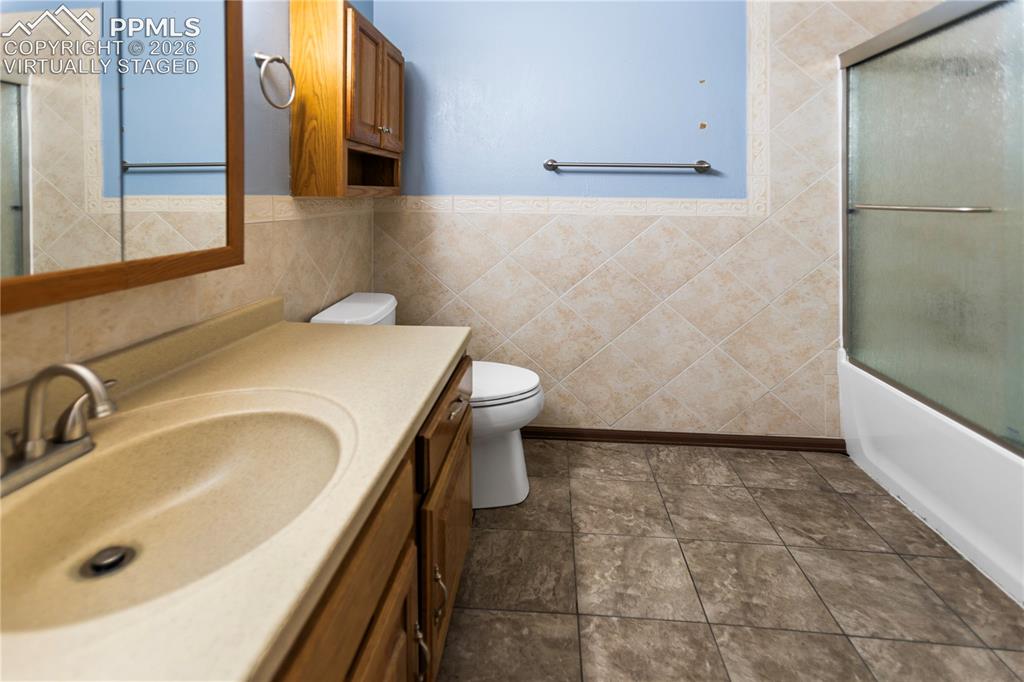 Image 14 of 34: Main Bath - virtually staged