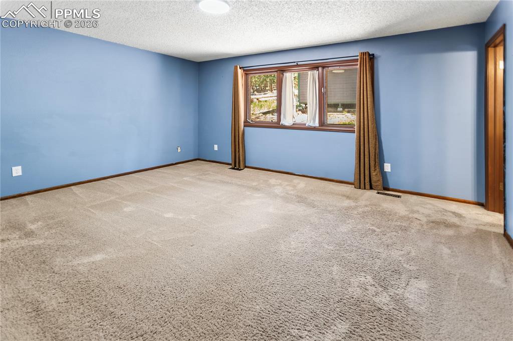 Image 27 of 34: Master Suite