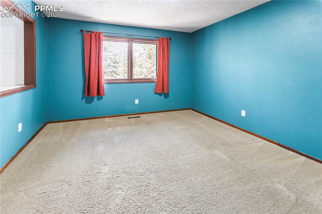 Image 30 of 34: Main Level Bed 2