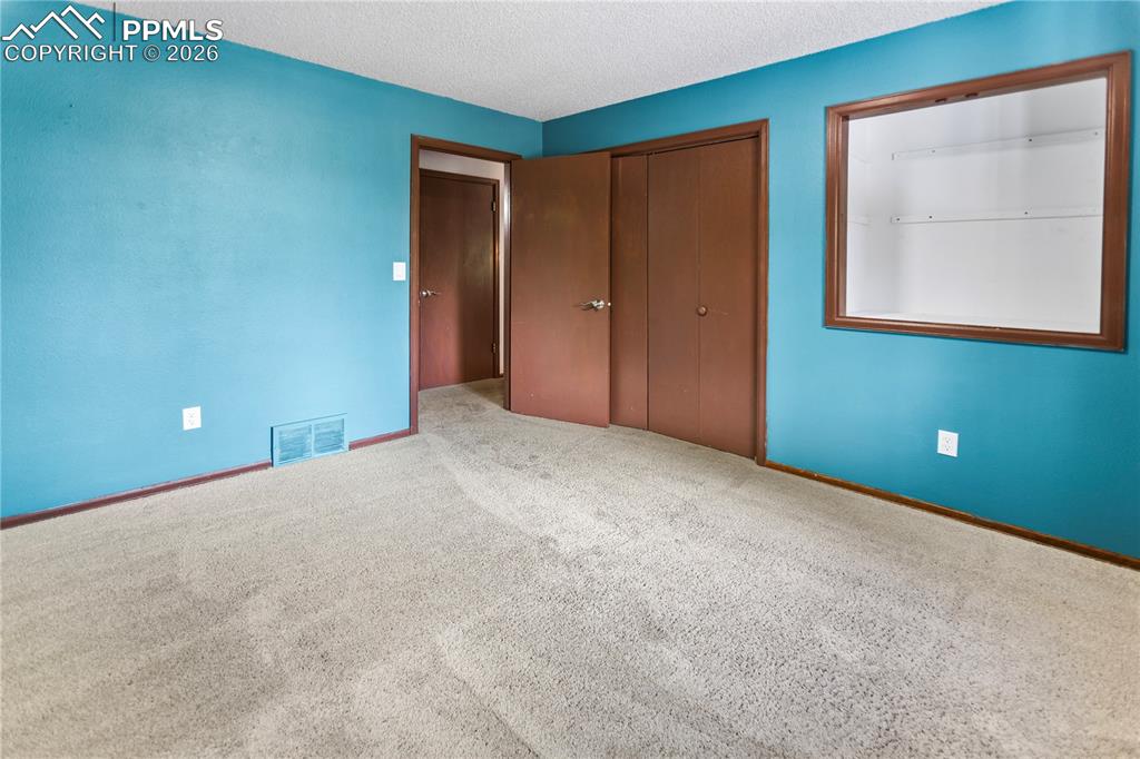 Image 32 of 34: Main Level Bed 3