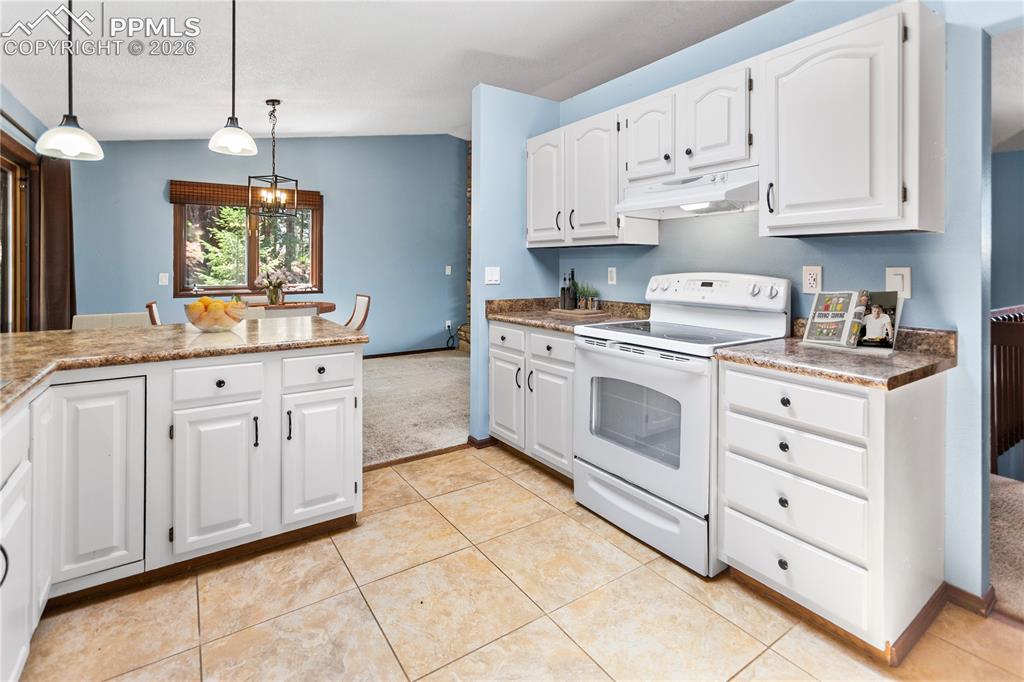 Image 7 of 34: Kitchen