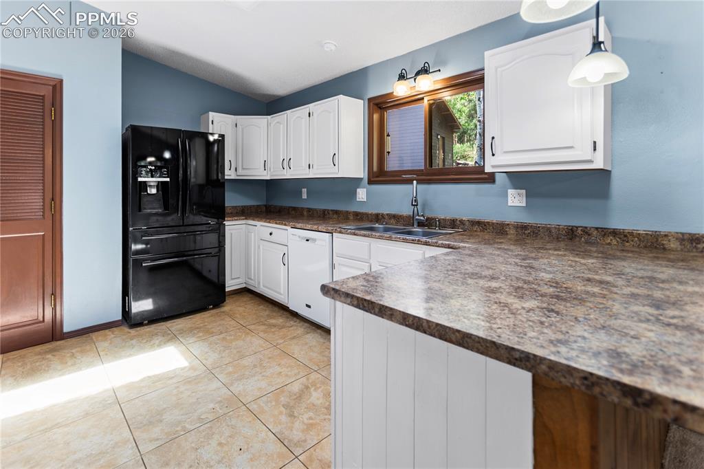 Image 8 of 34: Kitchen