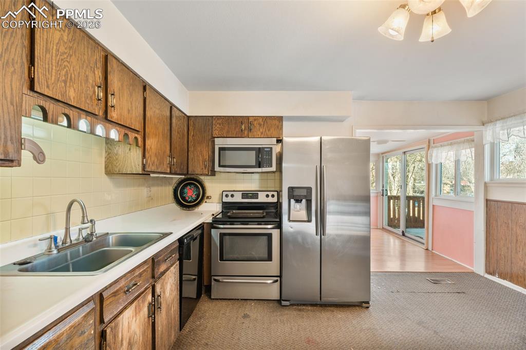 Image 15 of 41: Kitchen