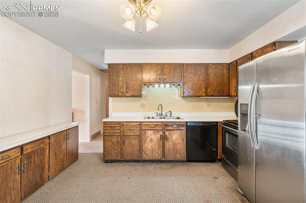 Image 16 of 41: Kitchen