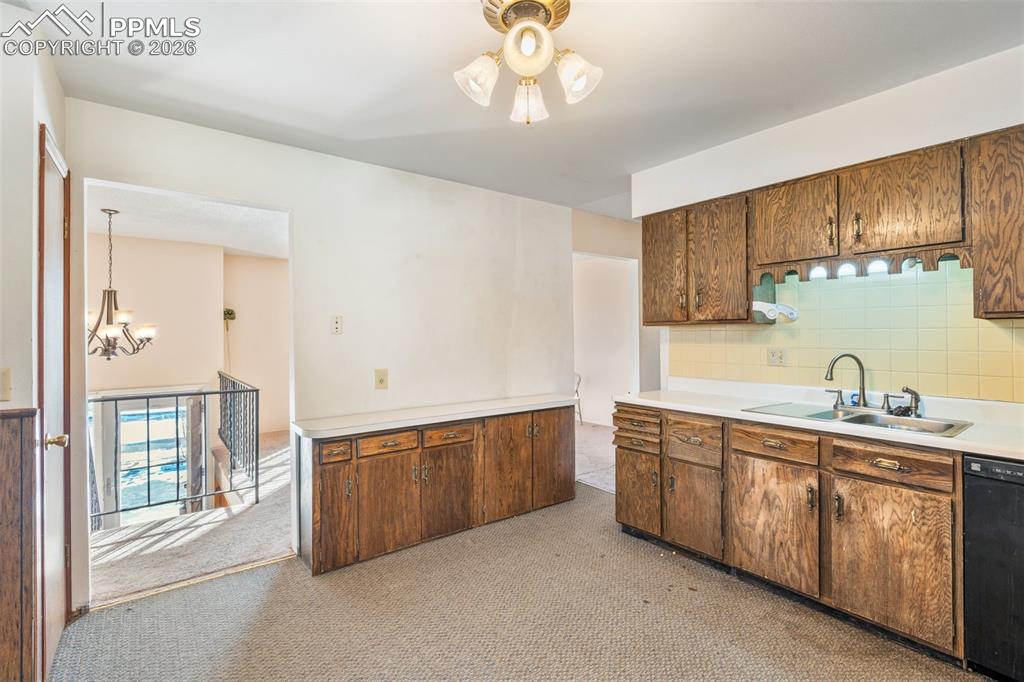 Image 17 of 41: Kitchen