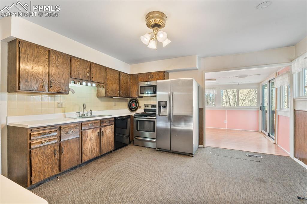 Image 2 of 41: Kitchen