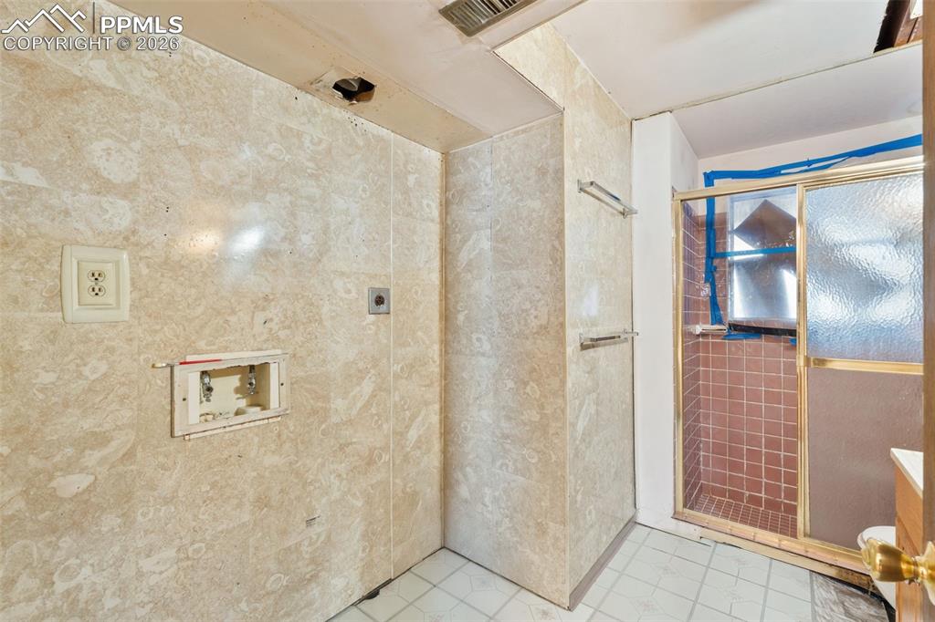 Image 28 of 41: Bathroom