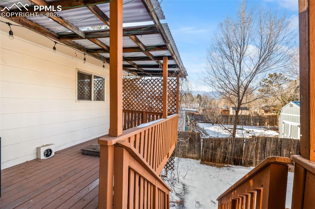 Image 33 of 41: Deck