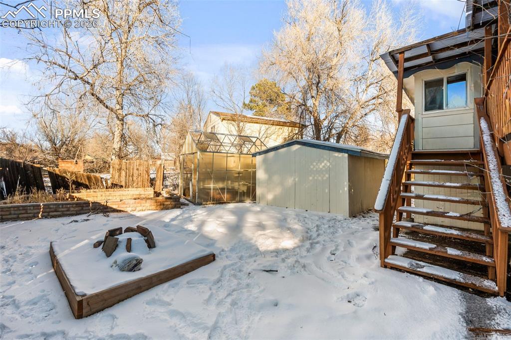 Image 34 of 41: Yard