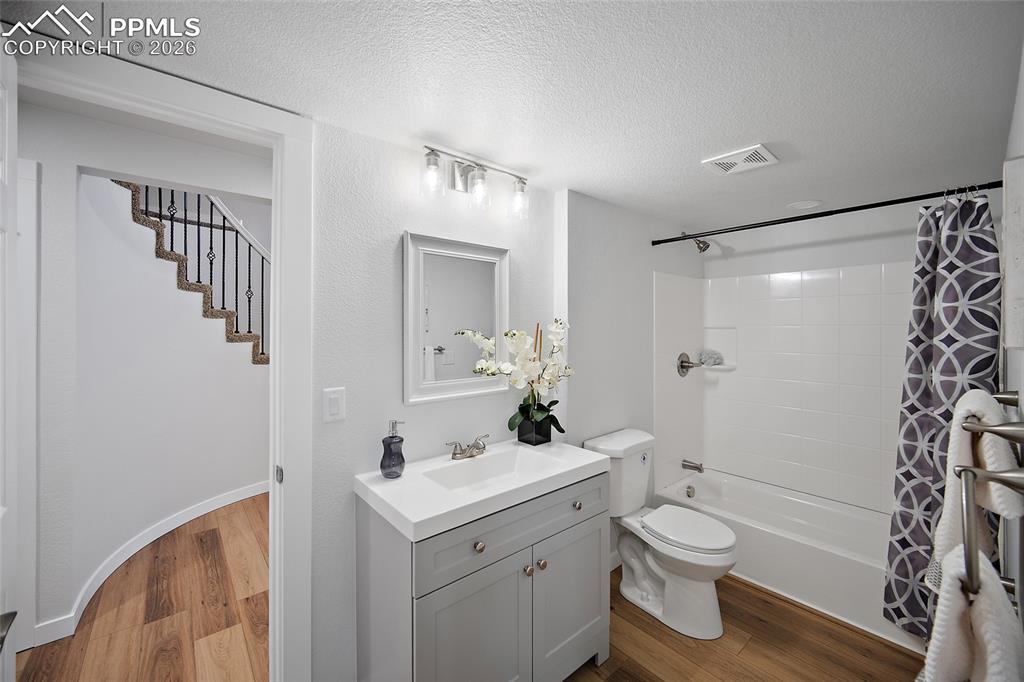 Image 17 of 43: Bathroom