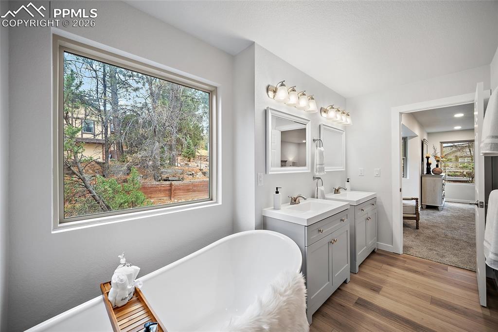 Image 22 of 43: Bathroom