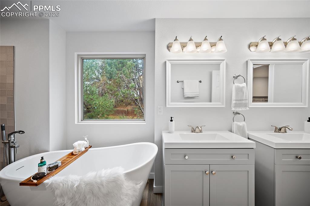 Image 23 of 43: Bathroom