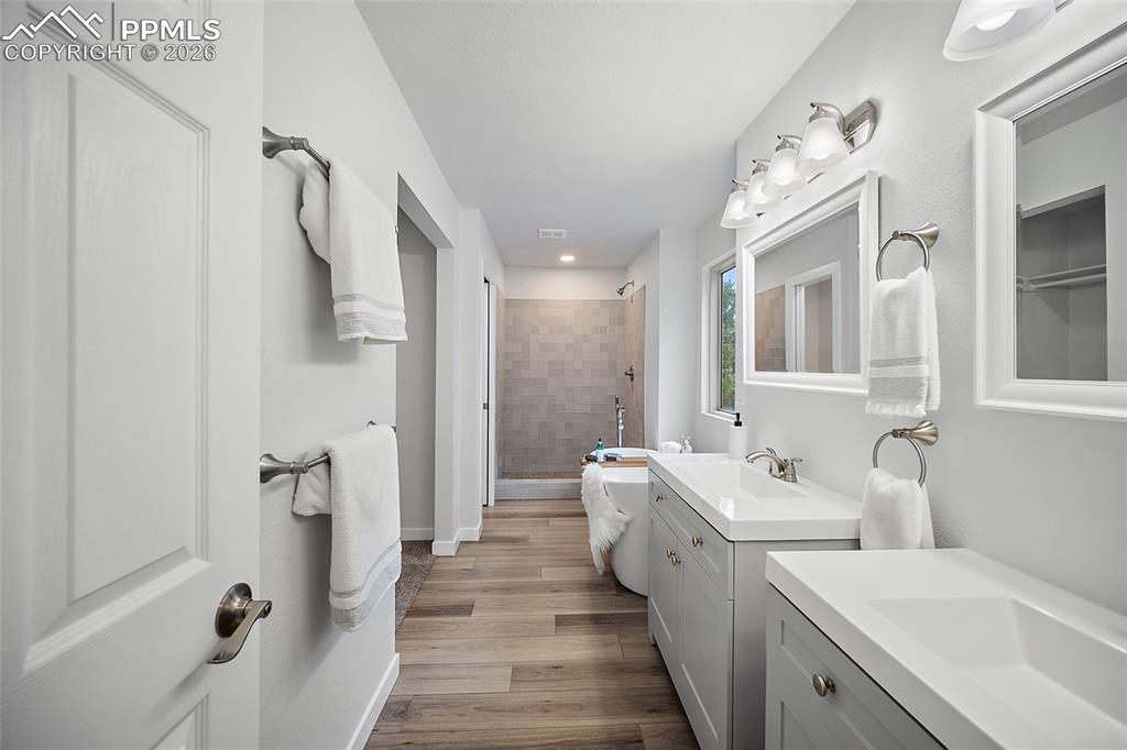 Image 24 of 43: Bathroom