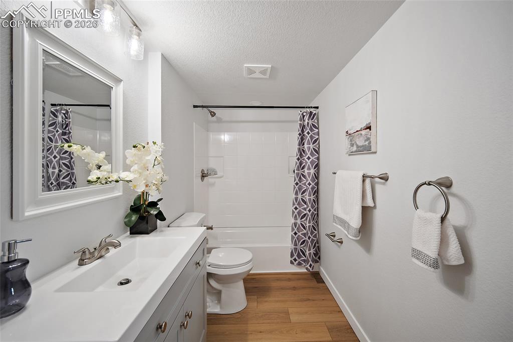 Image 31 of 43: Bathroom