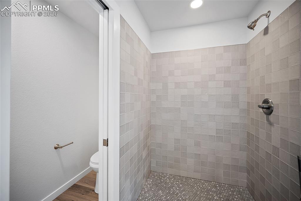 Image 32 of 43: Bathroom