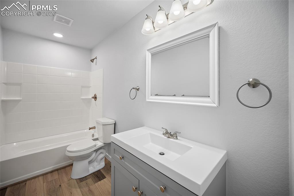 Image 36 of 43: Bathroom