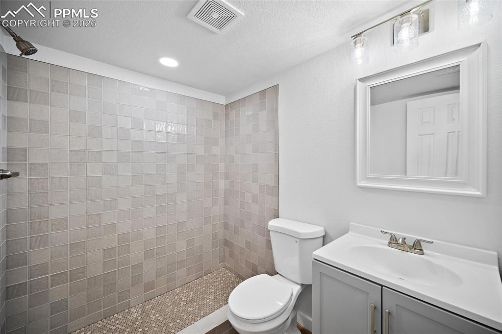 Image 39 of 43: Bathroom