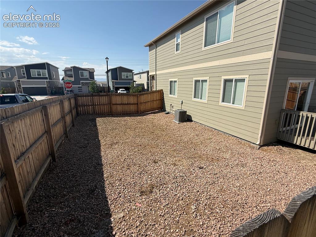 Image 10 of 13: Yard