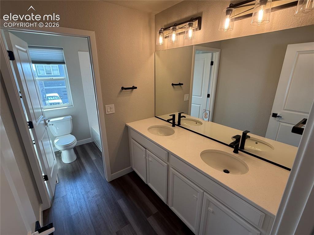 Image 4 of 13: Bathroom