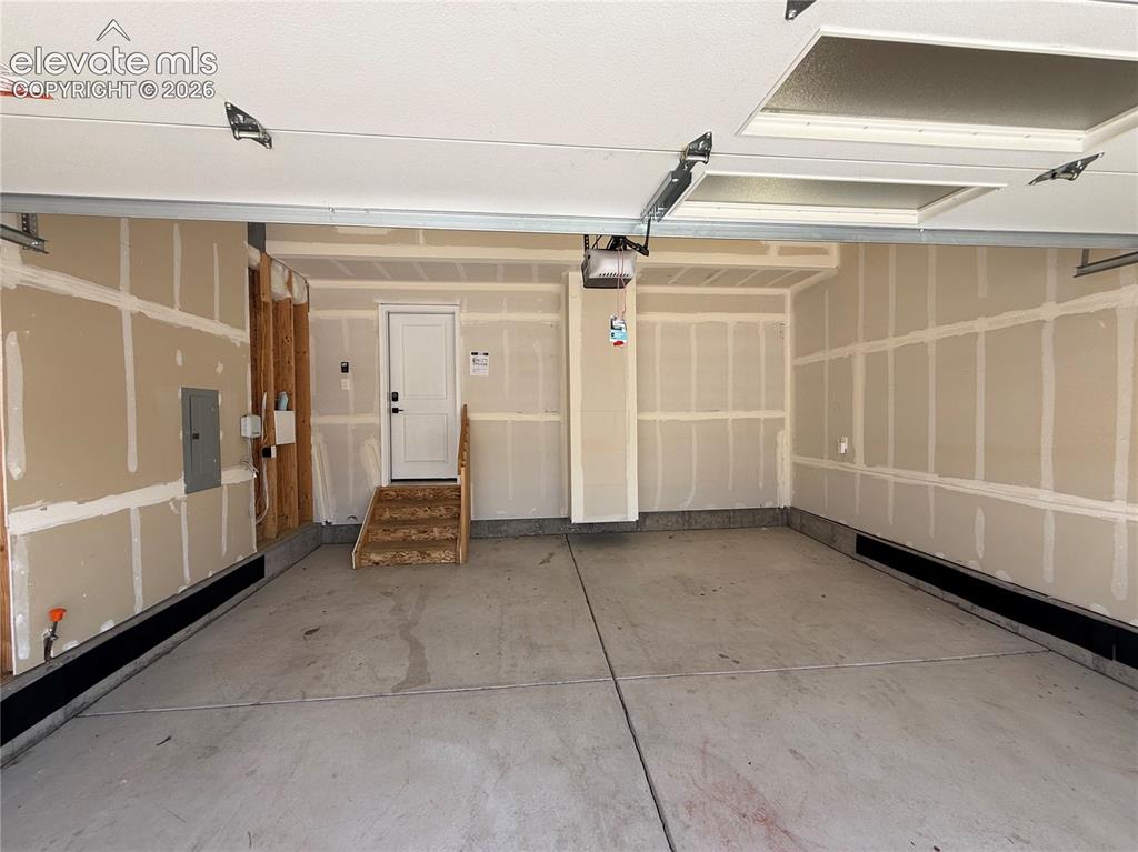 Image 9 of 13: Garage