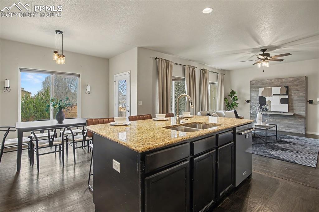 Image 15 of 47: Kitchen