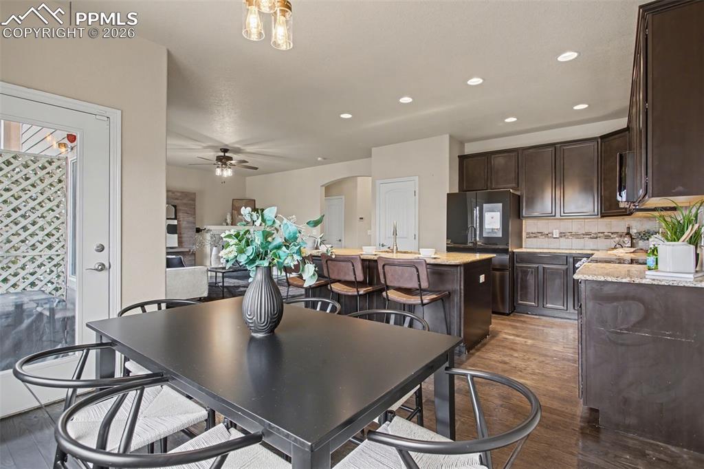 Image 17 of 47: Dining Area