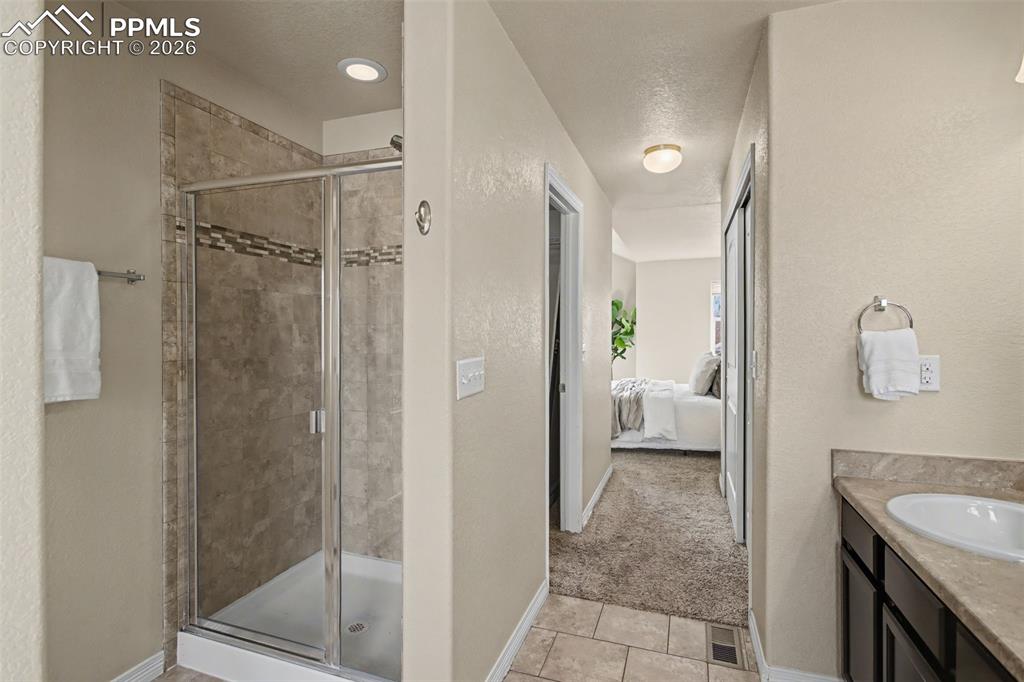 Image 25 of 47: Bathroom