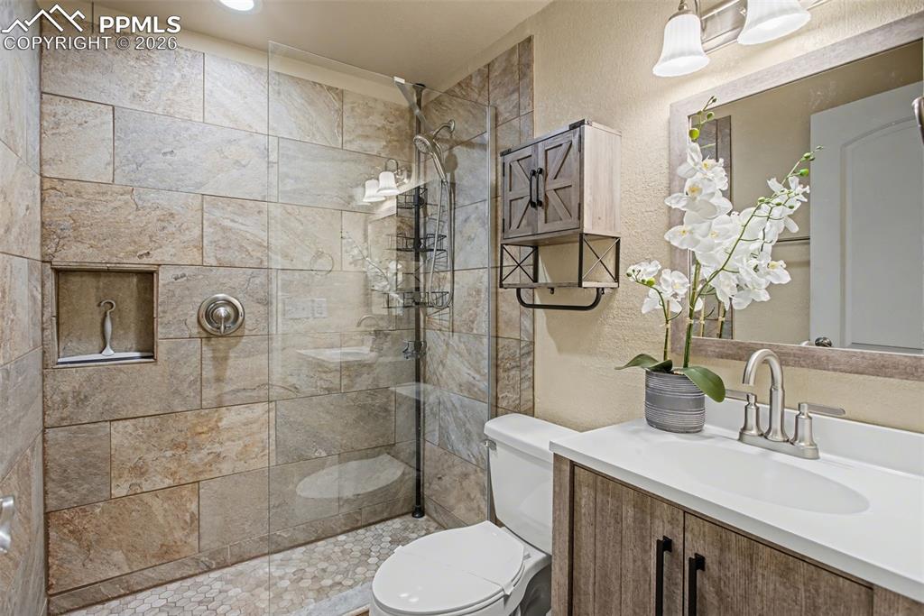 Image 35 of 47: Bathroom