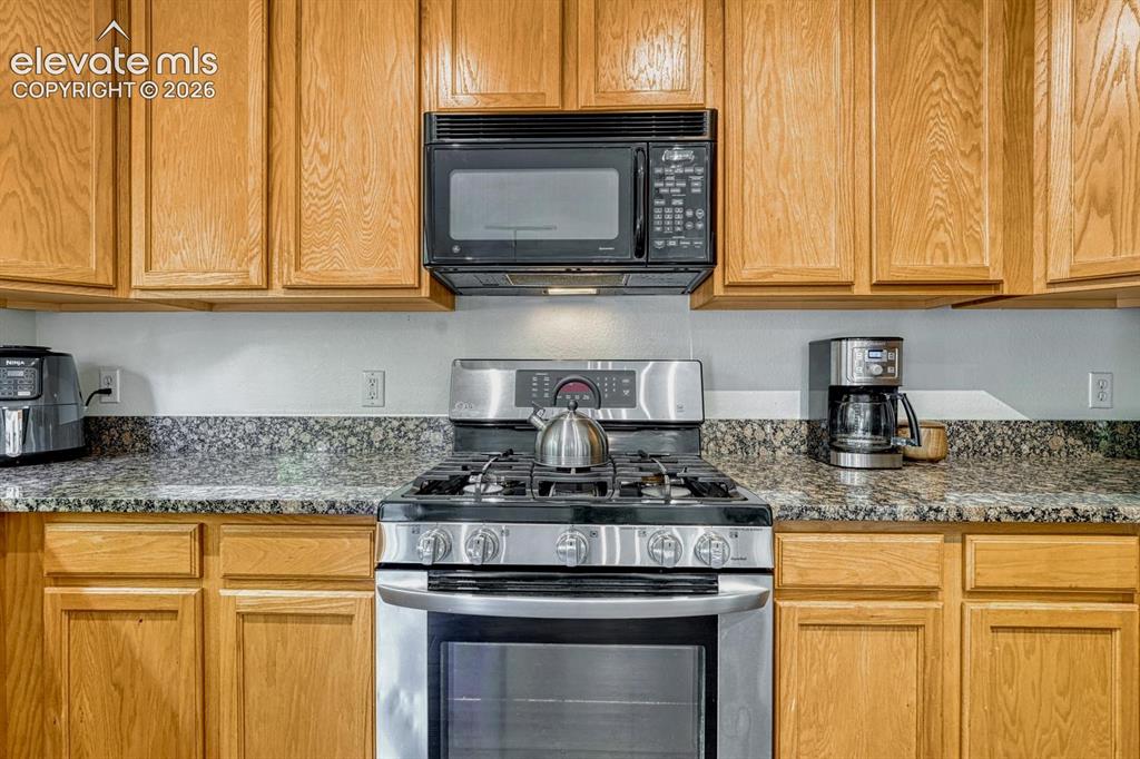 Image 10 of 50: Kitchen