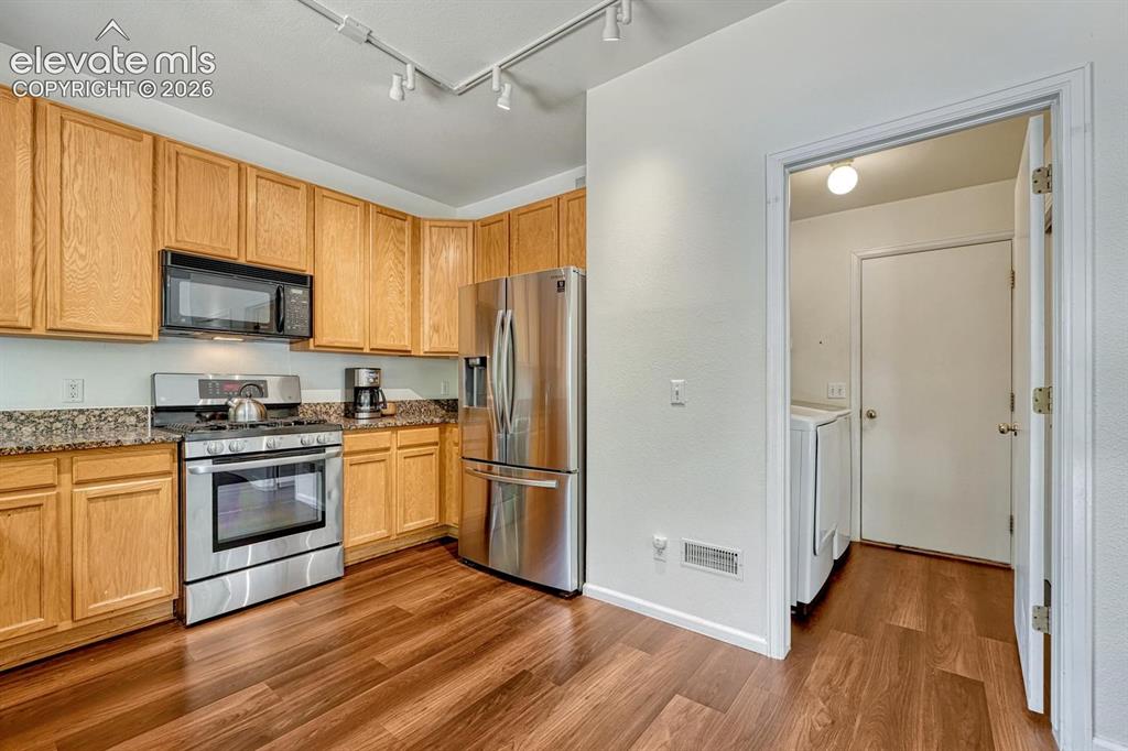 Image 12 of 50: Kitchen
