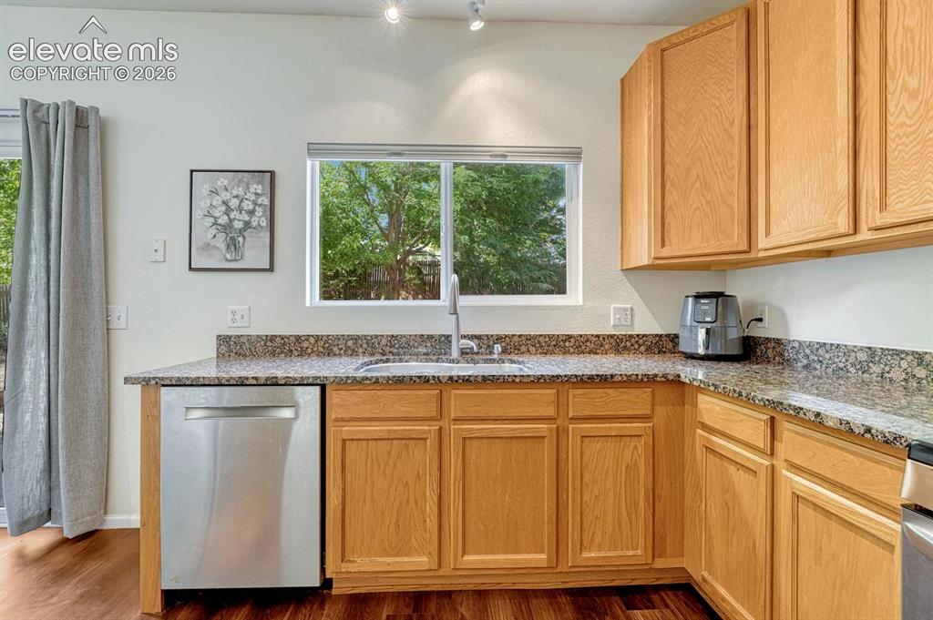 Image 9 of 50: Kitchen