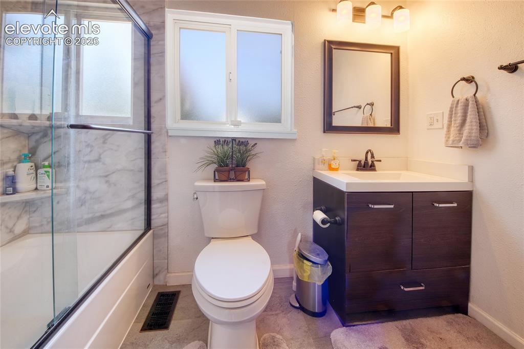 Image 14 of 26: Full bath