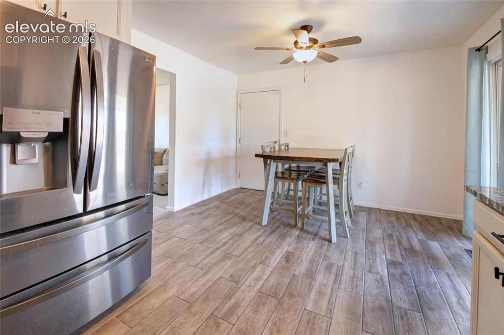 Image 5 of 26: Kitchen dining area