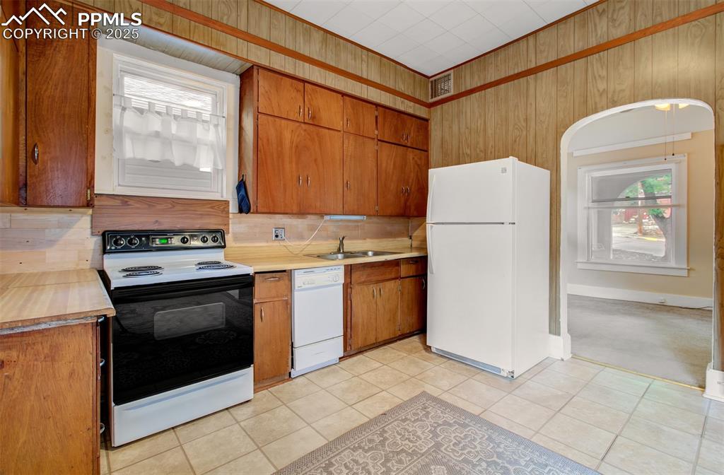 Image 11 of 31: Kitchen