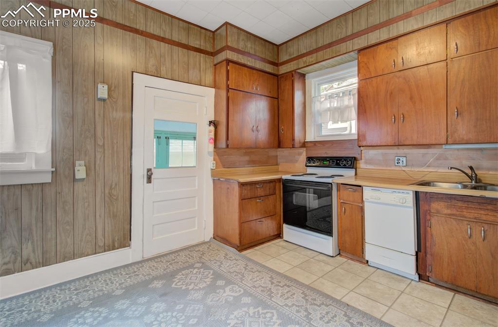 Image 12 of 31: Kitchen