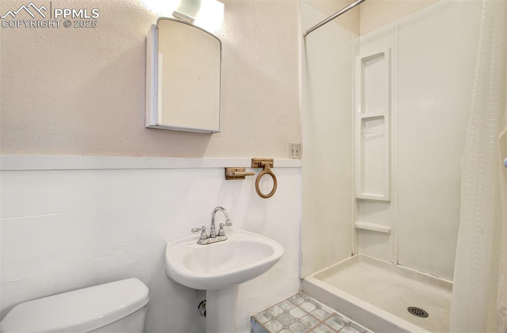 Image 16 of 31: Bathroom