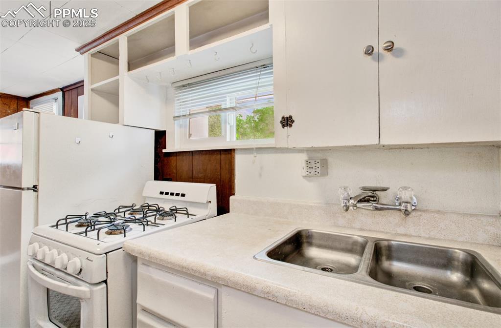 Image 25 of 31: Kitchen