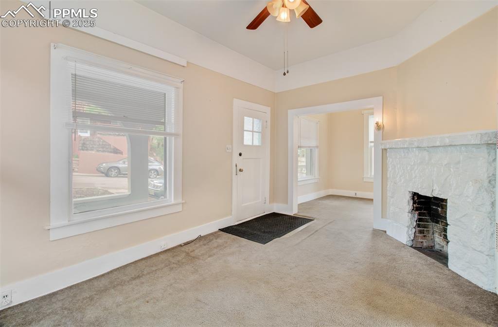 Image 6 of 31: Living Room