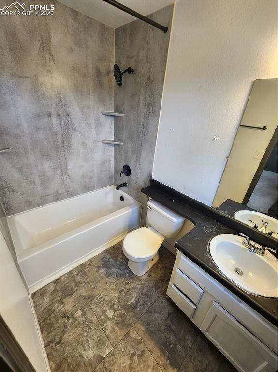 Image 10 of 16: Bathroom